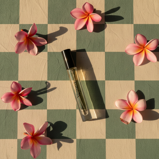 Bali Bloom Travel Spray — flat lay op checker stof met frangipani bloemen